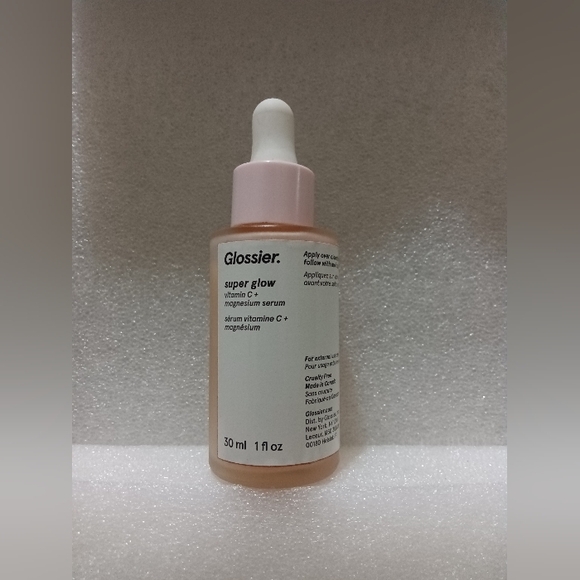 Glossier Super Glow Vitamin C + Magnesium Serum - Picture 3 of 12